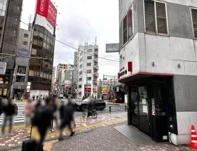 西口から出て、交番前の横断歩道を渡る