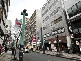 細い道に入り次の信号まで直進する