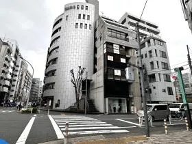 横断歩道が現れたら反対側に渡り、線路沿いを左に進めば当ビル着