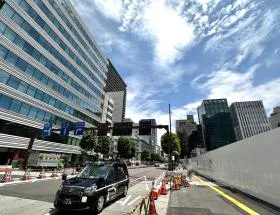 地上に出たら外堀通り沿いを直進する（新橋駅方面）