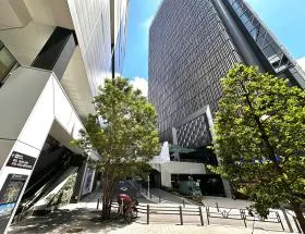 外に出て直進すれば当ビル着（右側に渋谷アクシュ、左側に渋谷ヒカリエ駐輪場などがある）