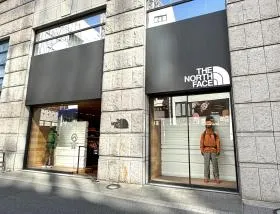 アウトドア衣料・用品店