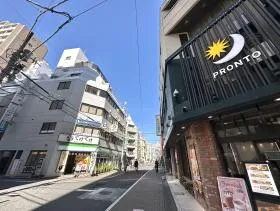 出入口に一番近い曲がり道に入り、PRONTO（カフェ）を通過する