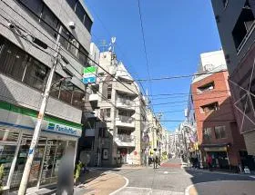 ファミリーマートの前にある十字路で右に曲がり、直進すれば当ビル着