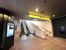 エスカレーターもしくは階段で上がる