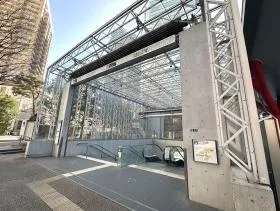 出入口6から地上に出る