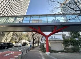 出入口の前にある坂（スペイン坂）を上る