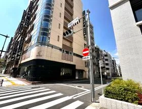 横断歩道の前にある細い道に入り直進する