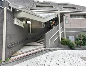 南口から出て左に進む