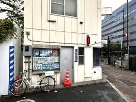 地上に出るとすぐ交番が現れる