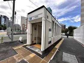 出入口近くにある右側（交番側）の細い道に入る