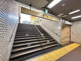 出入口3を目指す