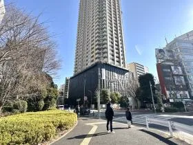 横断歩道が現れたら左に曲がり、少し進めば当ビル着