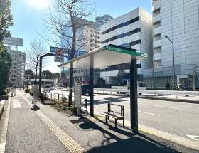 出入口近くのバス停を通過し、直進する
