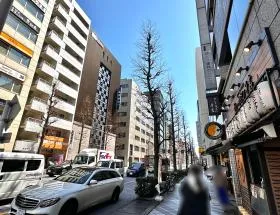 通り（水天宮通り・人形町通り）を人形町方面に直進する