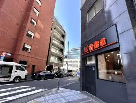 吉野家が現れたら右に曲がり、左の細い道に入れば当ビル着