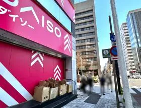 出入口近くのダイソーを通過、左に曲がり直進する