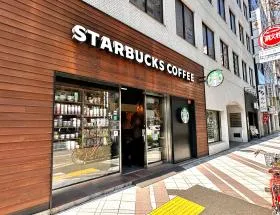 スターバックスコーヒーを通過、もう少し直進すれば当ビル着