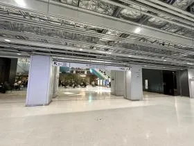 A2a出入口（エスカレーター）を目指す