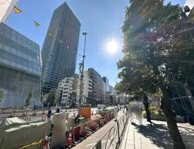 地上に出たら桜田通り沿いを神谷町方面に進み、横断歩道の所で右に曲がり直進すれば当ビル着