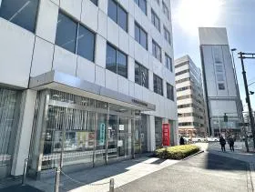 千葉銀行（出入口のすぐ近く）の前にある横断歩道を渡って左に進めば当ビル着