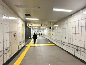 E1出入口を目指す（E2出入口からもアクセス可能）