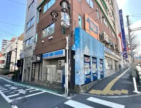 横断歩道を渡るとローソンがあるので、隣の細い道に入り直進すれば当ビル着