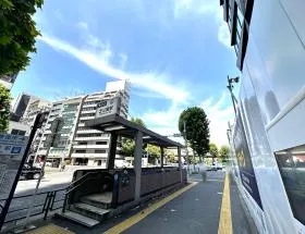 地上に出たら出入口の後ろ方向へ進む