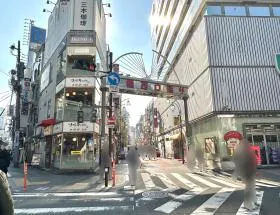 出入口近くにある新橋西口通りを突き当たるまで直進する