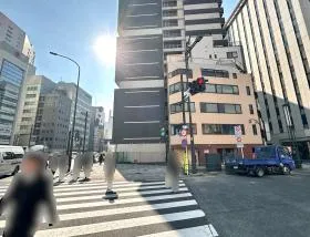 突き当り（新虎通り）まで来たら近くの横断歩道で反対側に渡り、右に進む
