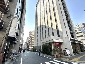ホテル（東急ステイ 新橋）の手前で左に曲がり直進すれば当ビル着