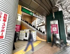 西口から出る