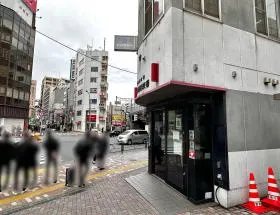 駅近くの交番前にある横断歩道を渡り、細い道に入る