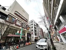 細い道を直進すれば当ビル着(途中、ピーコックストアやココカラファインなどがある)