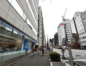 日比谷通り沿いを直進し、ローソンを通過する