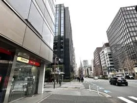 三菱UFJ銀行を通過する