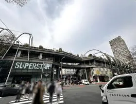 出入口前の横断歩道を渡る（MIYASHITA PARK側）