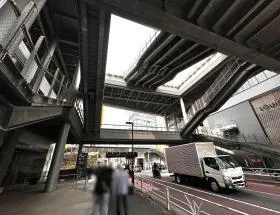 MIYASHITA PARKの下を通る