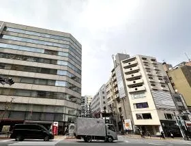 交差点で反対側に渡り、右に進めば当ビル着