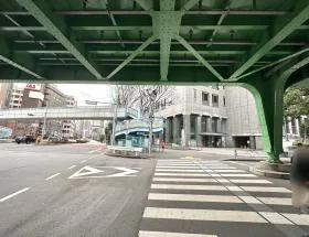 駅前にある横断歩道を渡り直進する
