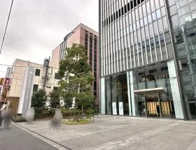 東京歯科大学に面した細い道に入り、直進すれば当ビルがある