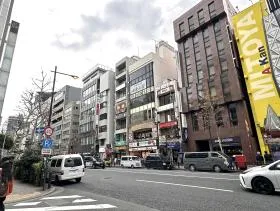 駅を出て左に進んだら直進する