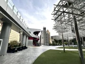 渋谷サクラステージのシンボル「しぶS」を通過する※（写真奥にあるピンク色の建築物）