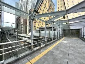 線路の上を渡る