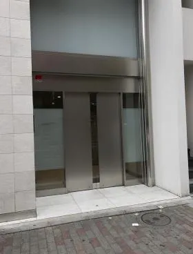 クロスオフィス新宿ビルの外観