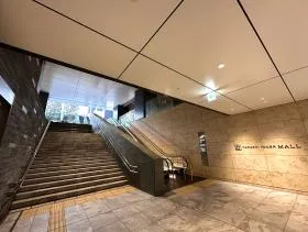 階段、エスカレーターから上がる（田町タワーと直結している）