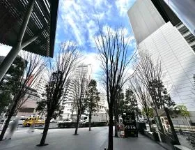 出入口の前にある第一京浜に向かい、右に進めば当ビル着