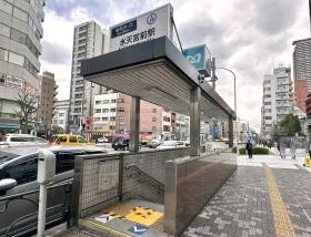 出入口6から地上に出る