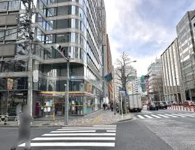 出入口から新大橋通り沿いを直進し、ミニストップ前の横断歩道を渡ったら左に曲がる