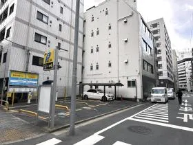 駐車場が現れたら右に曲がり直進する